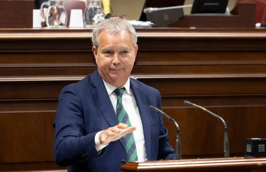 Sebastián Franquis en el Parlamento de Canarias.