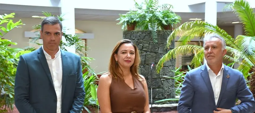 Pedro Sánchez en el Cabildo de Lanzarote con sus compañeros María Dolores Corujo y Ángel Víctor Torres