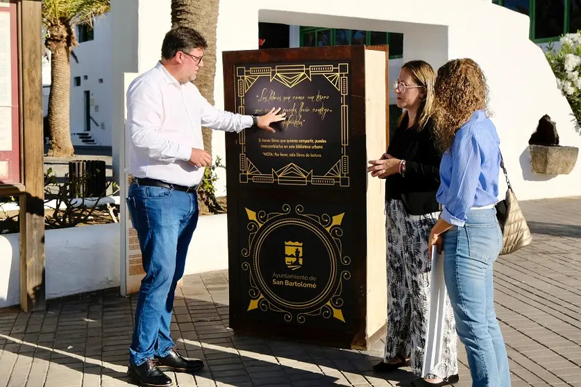 Isidro Pérez y Estefanía Luzardo junto a las Bibliotecas Urbanas.