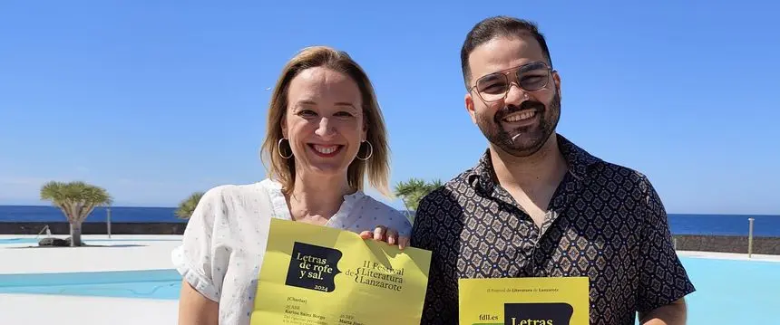 La periodista Laura San José, presentadora del programa especial de Crónicas Radio, con el consejero de Cultura del Cabildo de Lanzarote, Jesús Machín.