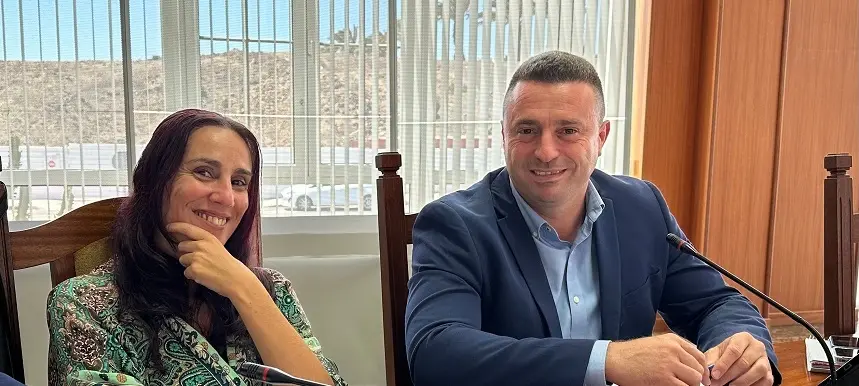 Óscar Noda junto a Daisy Villalba en el pleno del Cabildo.