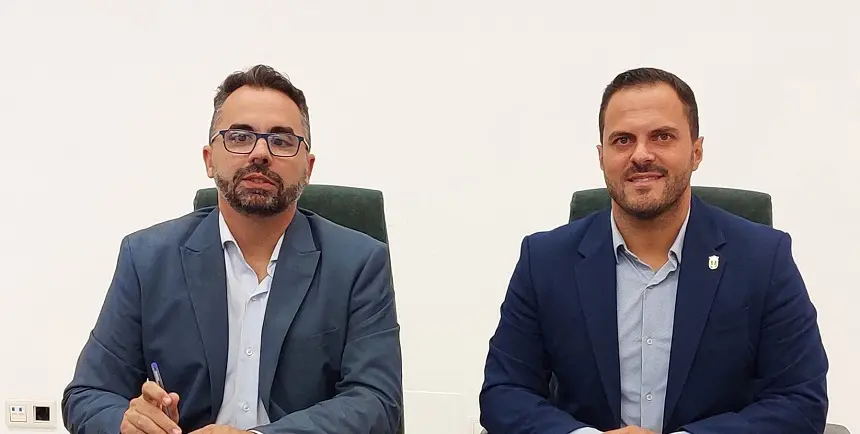 El alcalde de Arrecife, Yonathan de León, junto al teniente de alcalde, Echedey Eugenio, en una comparecencia de ambos a los medios informativos 