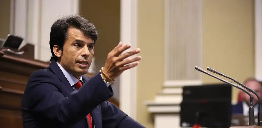 Marcos Bergaz en el Parlamento de Canarias.