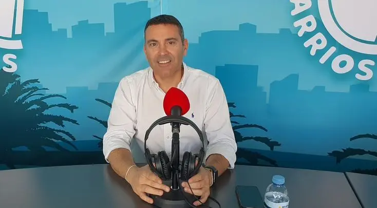 Oswaldo Betancort en el programa "Entre Barrios" de Crónicas Radio.