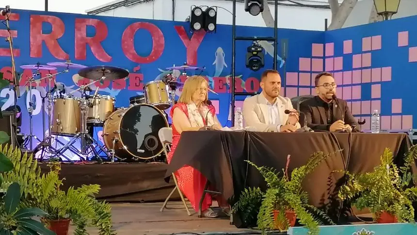 La pregonera junto al alcalde de Arrecife y el concejal de Fiestas