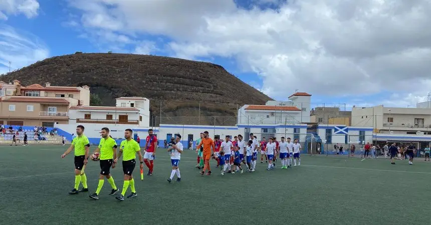 Los dos conjuntos saliendo al campo este sábado