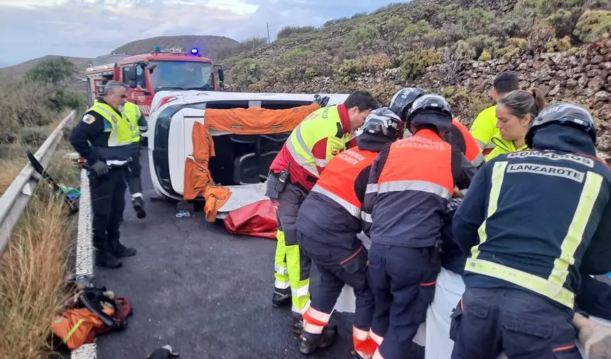Momento del traslado de los heridos en el accidente