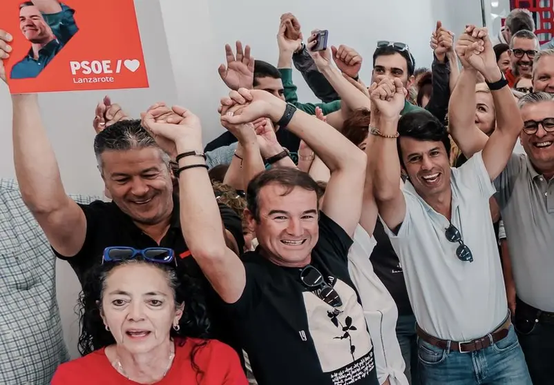Marcos Hernández este sábado en la concentración que hicieron en el PSOE de Lanzarote para apoyar a Pedro Sánchez