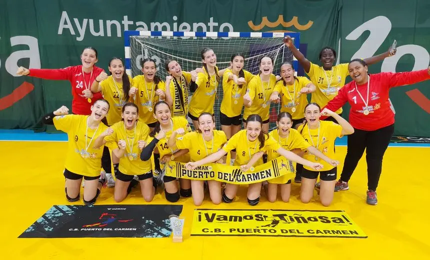 Las jugadoras mostrando su alegría por el éxito deportivo