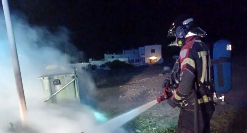 Un contenedor sofoca el incendio de un contenedor en Playa Quemada.
