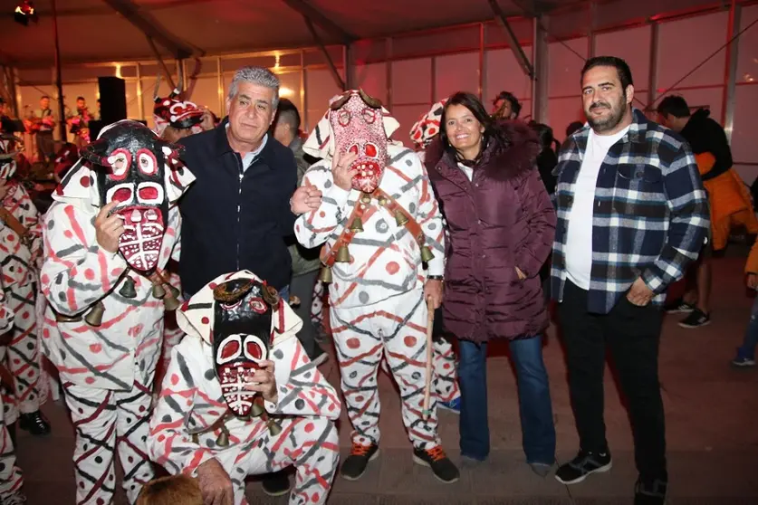 Eugenio Robayna, Olivia Duque y Javi Díaz junto a los diabletes de Teguise.
