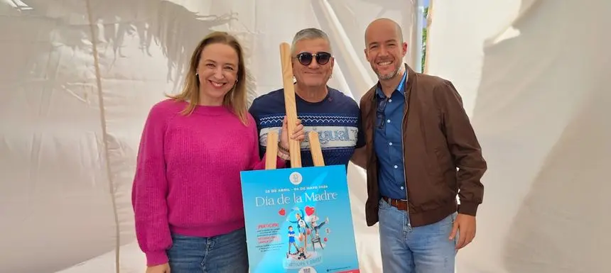 Los presentadores del programa Laura San José y Chalo Frías con el concejal de Servicios Públicos, Raúl de León.