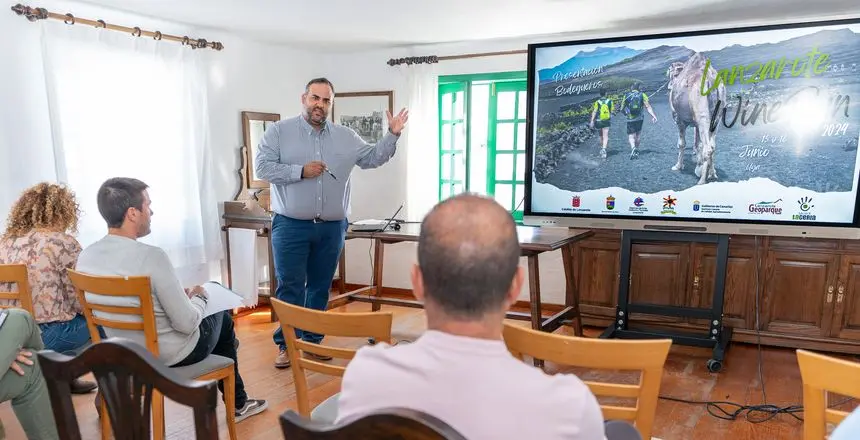 Samuel Martín explicando cómo se va a desarrollar el evento.