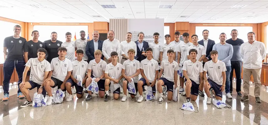 Oswaldo Betancort y Juan Monzón recibiendo a los juveniles del Unión Sur Yaiza.