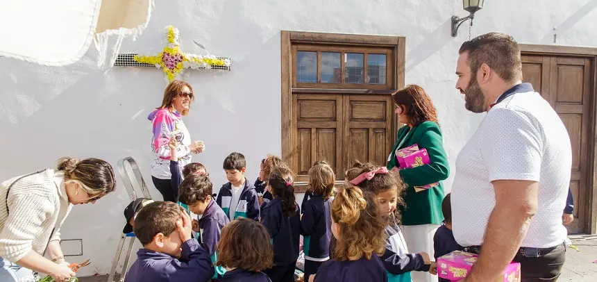 Niños realizando las cruces de flores en Teguise.
