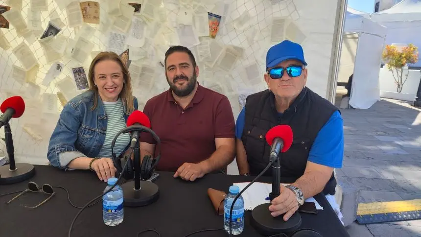 La periodista Laura San José con el concejal de Cultura Javier Frías y el presentador de Entre Barrios Chalo Frías en la Fiera del Libro.