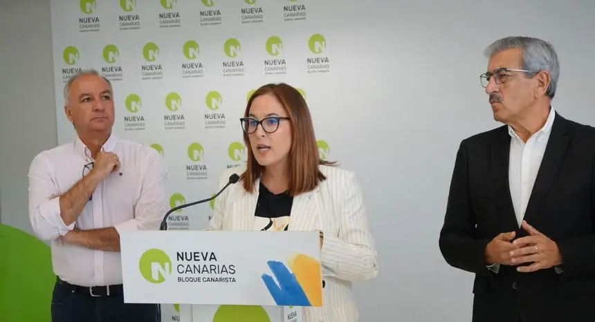 Momento de la presentación de la candidata con Luis Campos y Román Rodríguez