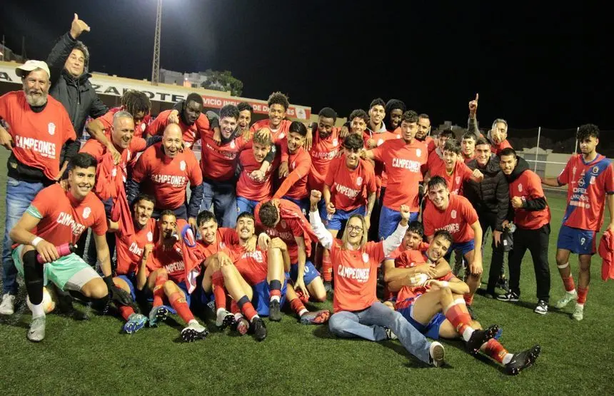 Imagen de la celebración de los campeones con el cuerpo técnico y la directiva del club