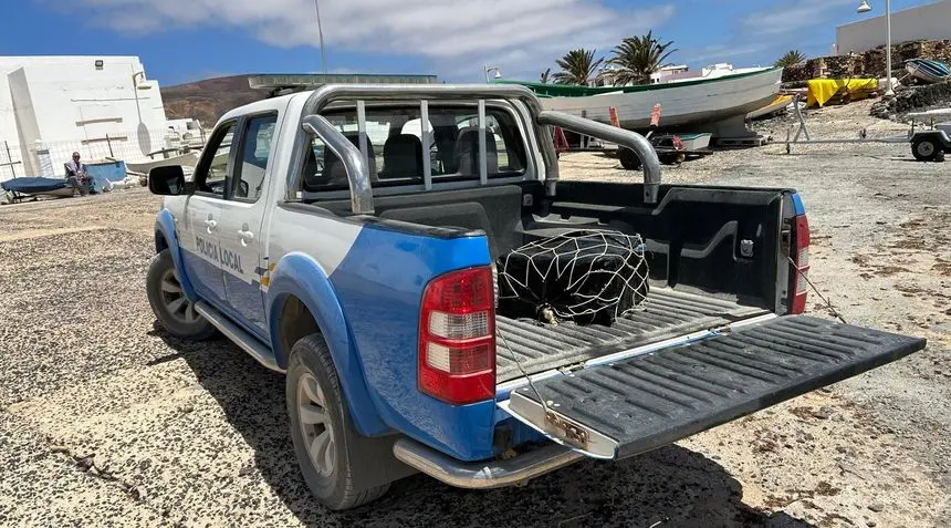 Imagen del todoterreno de la Policía Local con el alijo de droga