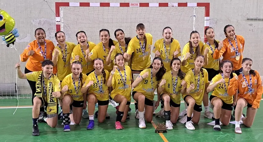 Jugadoras cadetes del Puerto del Carmen celebrando el campeonato de Canarias.