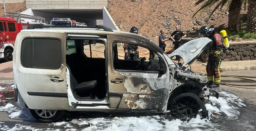 Estado del vehículo tras ser sofocado el fuego.