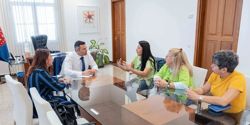 Reunión de Oswaldo Betancort con las Kellys.