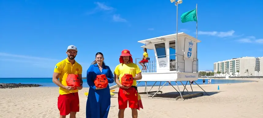 La concejala de Playas de Arrecife, Davinia Déniz, entrega a los socorristas los dispositivos de ‘OneUp’ 