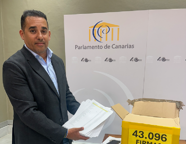Yoné Caraballo junto a las firmas.