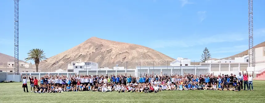 Escolares presentes en el encuentro deportivo escolar realizado en San Bartolomé.