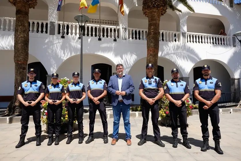 Isidro Pérez junto a los nuevos policías locales de San Bartolomé.