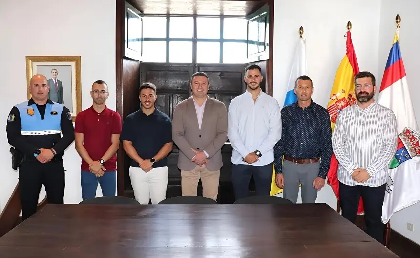 Óscar Noda junto a los nuevos policías locales de Yaiza.
