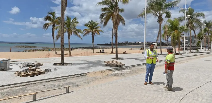 El alcalde de Arrecife visita la zona de obras junto al Reducto, que estarán culminadas antes de finalizar junio