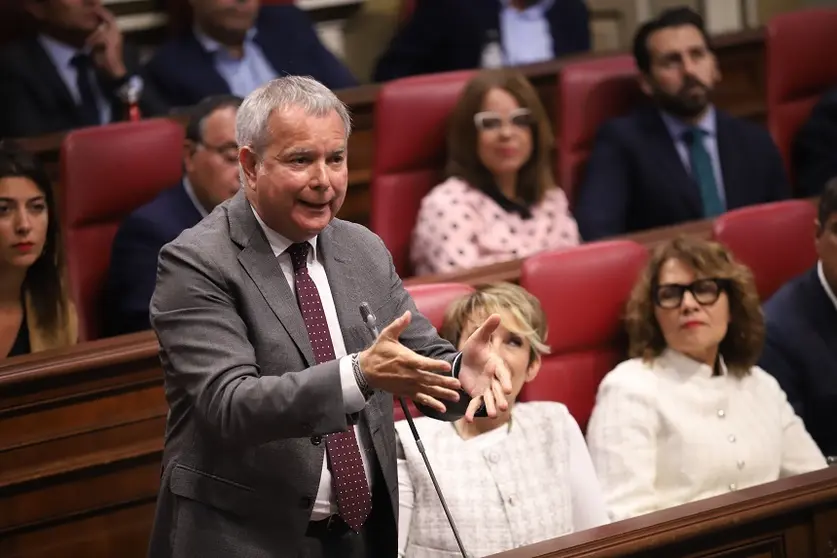 Sebastián Franquis en el Parlamento de Canarias.
