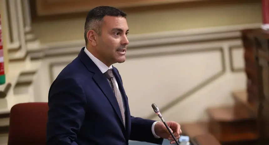 Oswaldo Betancort en el Parlamento de Canarias.