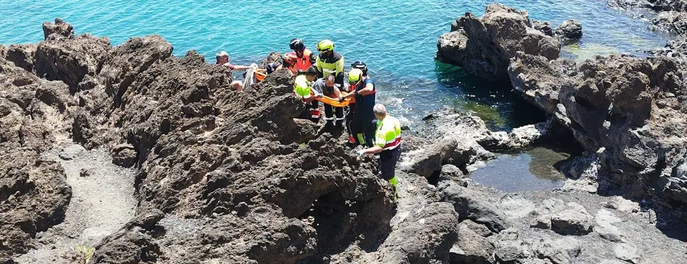 Personal del SUC y los bomberos realizando el traslado del afectado.