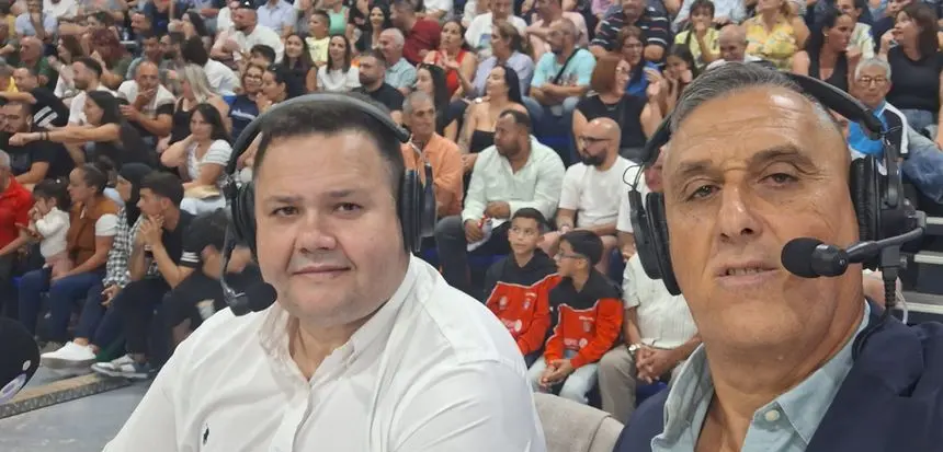 Fontes con José Barrios en la final de lucha que se disputó en el terrero de la polémica de Arrecife.