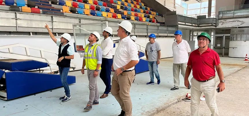 Visita de representantes vecinales de Argana Alta a las obras del Pabellón de Argana, que posibilitarán la legalización y reapertura al público.