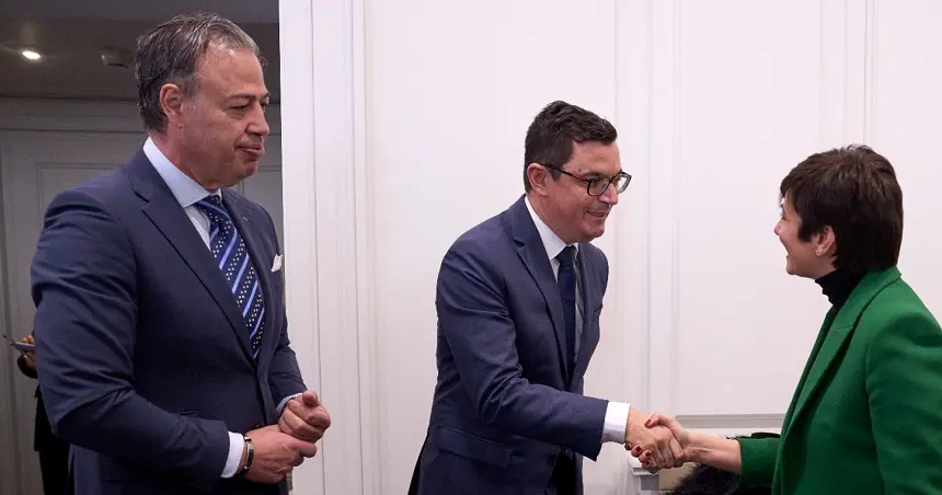 El director general de Vivienda con el consejero del Área y la ministra del ramo en un encuentro reciente.