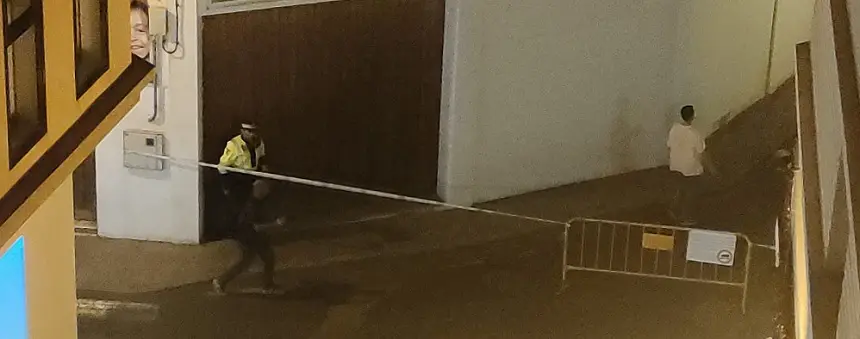 Momento en el que se produce el precinto de la calle. 