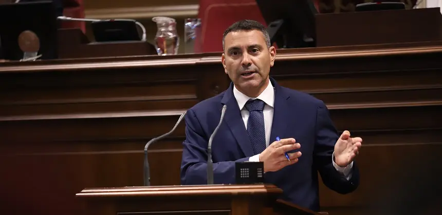 Oswaldo Betancort este miércoles en el pleno del Parlamento regional.
