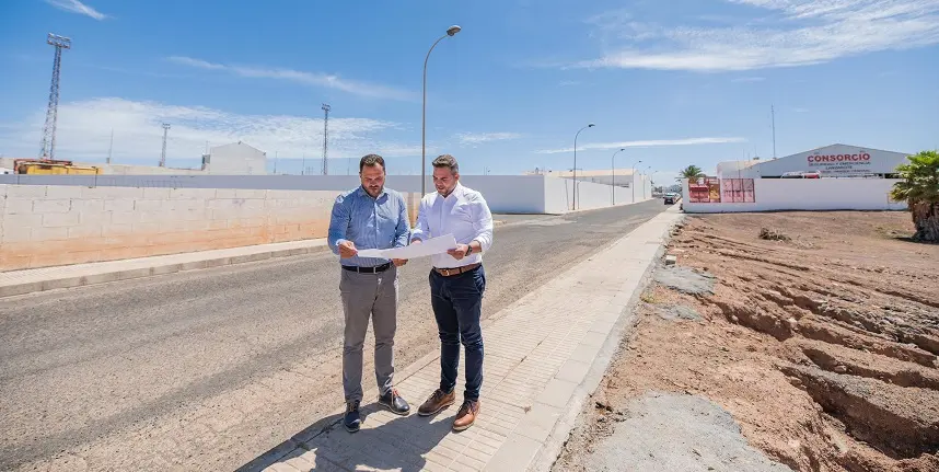 El alcalde de Arrecife y el vicepresidente y consejero de Obras Públicas del Cabildo junto a la parcela donde se construirá la nueva instalación deportiva de Argana 