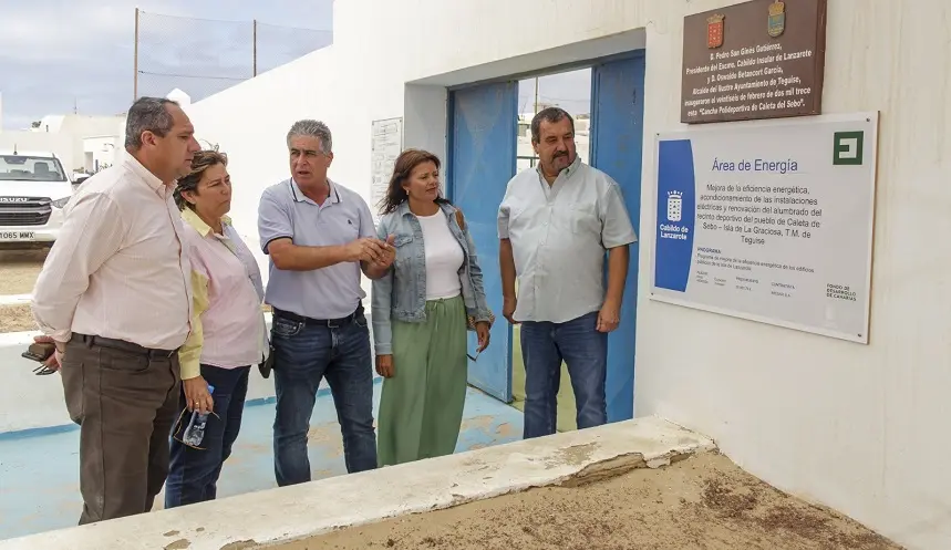 Visita de representantes públicos a la cancha de La Graciosa.