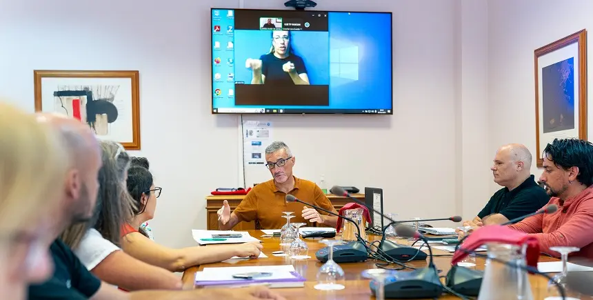 Reunión de Marci Acuña con los colectivos.