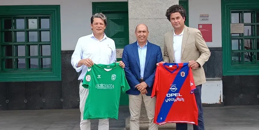 Pedro Viera con los presidentes de la UD Lanzarote y del Unión Sur Yaiza