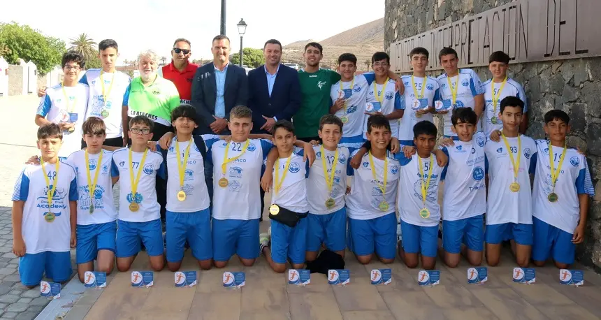 Ángel Lago y Óscar Noda juntos los jugadores del Ajaches y el San José Obrero.