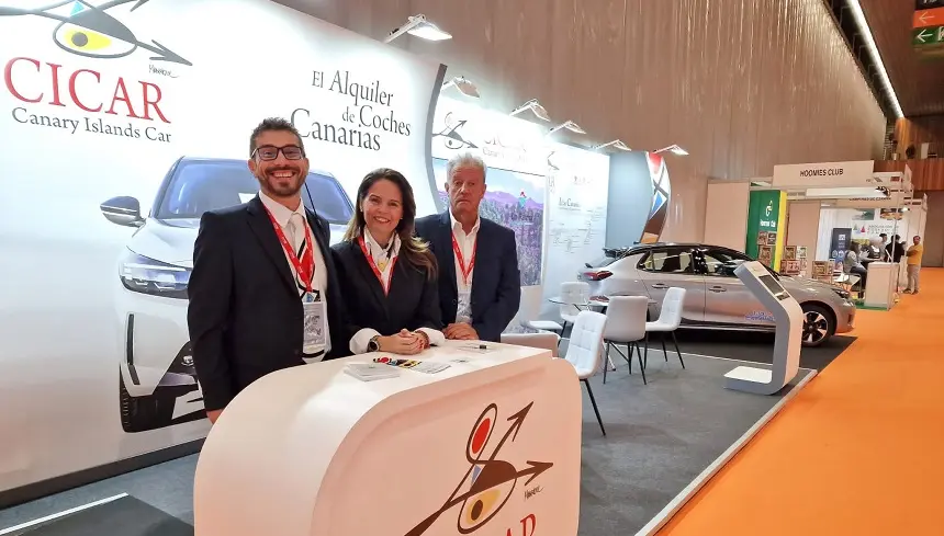 Personal de CICAR en el stand de la compañía en Expovacaciones 2024.