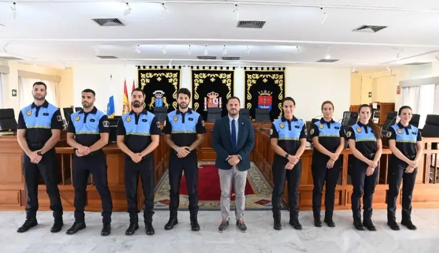 Imagen de este viernes de los nuevos agentes con el alcalde de Arrecife