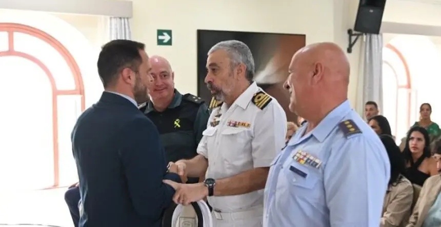 El alcalde de Arrecife este viernes saludando a las autoridades que se dieron cita en la toma de posesión de los nuevos agentes de la Policía Local