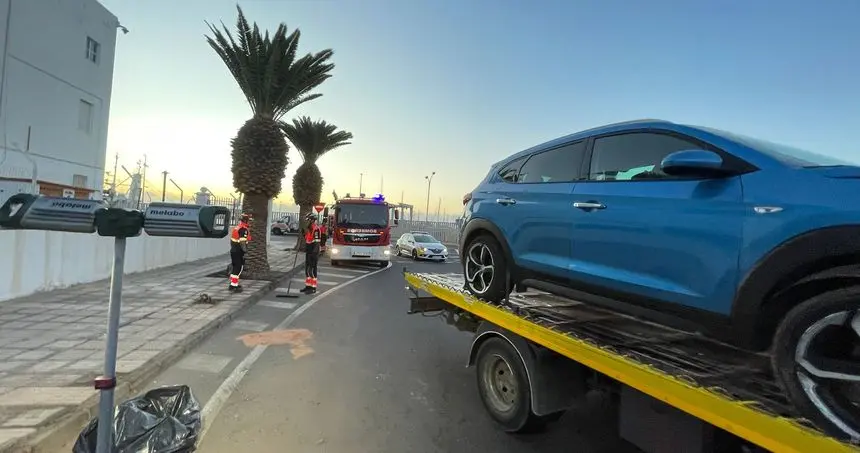 Imagen del lugar en el que se produjo el accidente y de la retirada del vehículo siniestrado