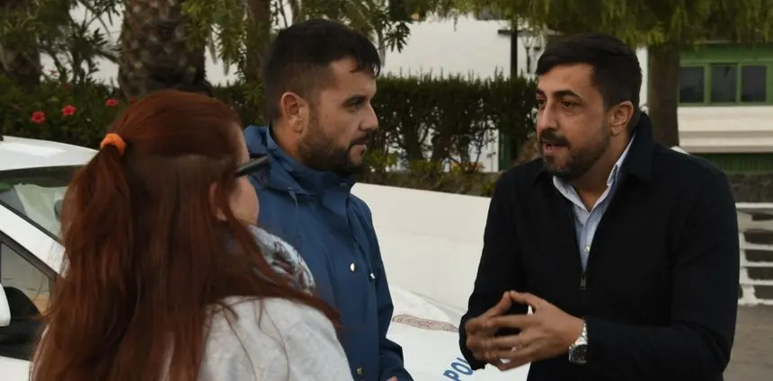 El portavoz de CC hablando con sus compañeros de partido